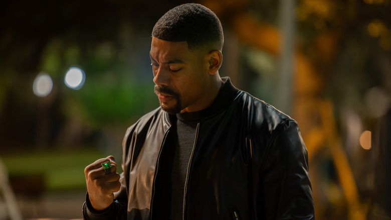 John Stewart regarde sa nouvelle bague dans Lanterns