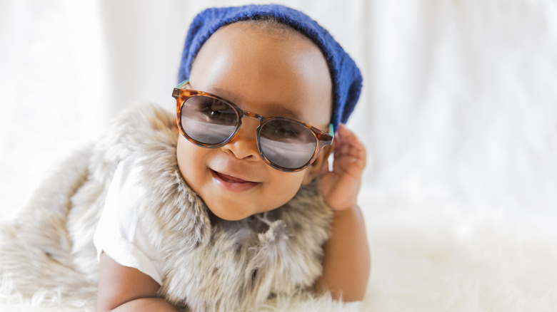 Bébé avec des lunettes de soleil et un chapeau