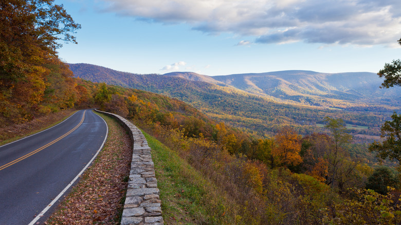 Skyline Drive, une route sinueuse dans les montagnes entourée de vues sur le feuillage d'automne