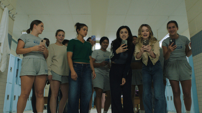 Carrie (2026) - Sue, Tina, Chris et d'autres filles se moquent/filment Carrie dans la salle de douche
