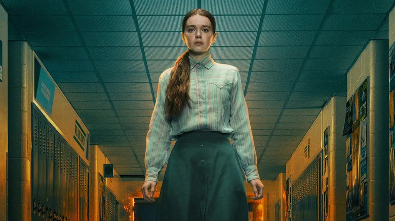 Affiche de Carrie (2026) montrant Carrie White dans un couloir en feu