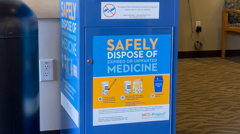 Une boîte de reprise de médicaments dans une clinique médicale