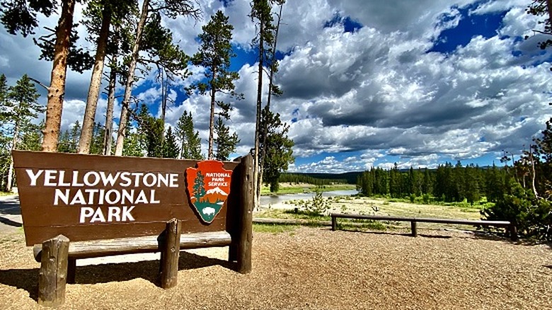 un panneau indiquant le parc national de Yellowstone dans le Wyoming