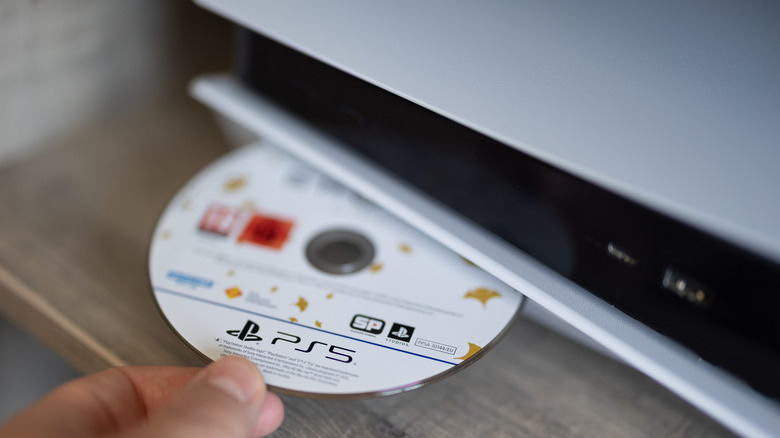 Plan d'un disque PS5 inséré dans la console