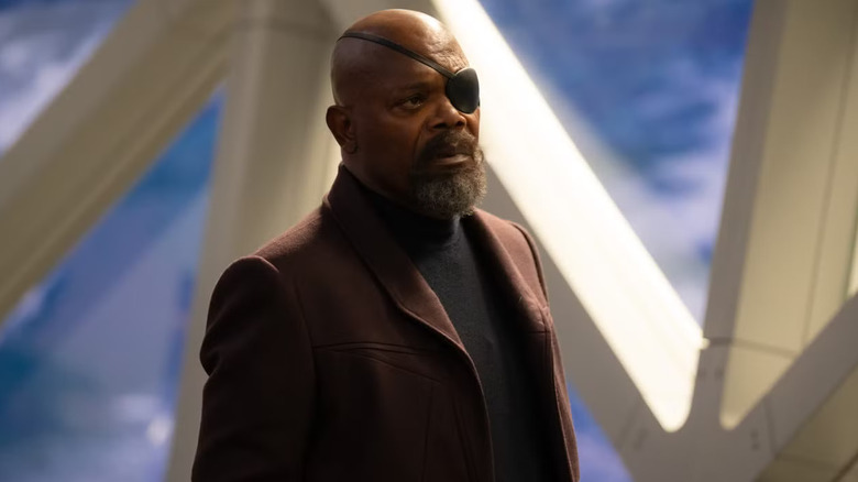 Nick Fury près d'une fenêtre dans Les Merveilles
