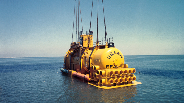 SEALAB III en cours d'immersion dans l'océan