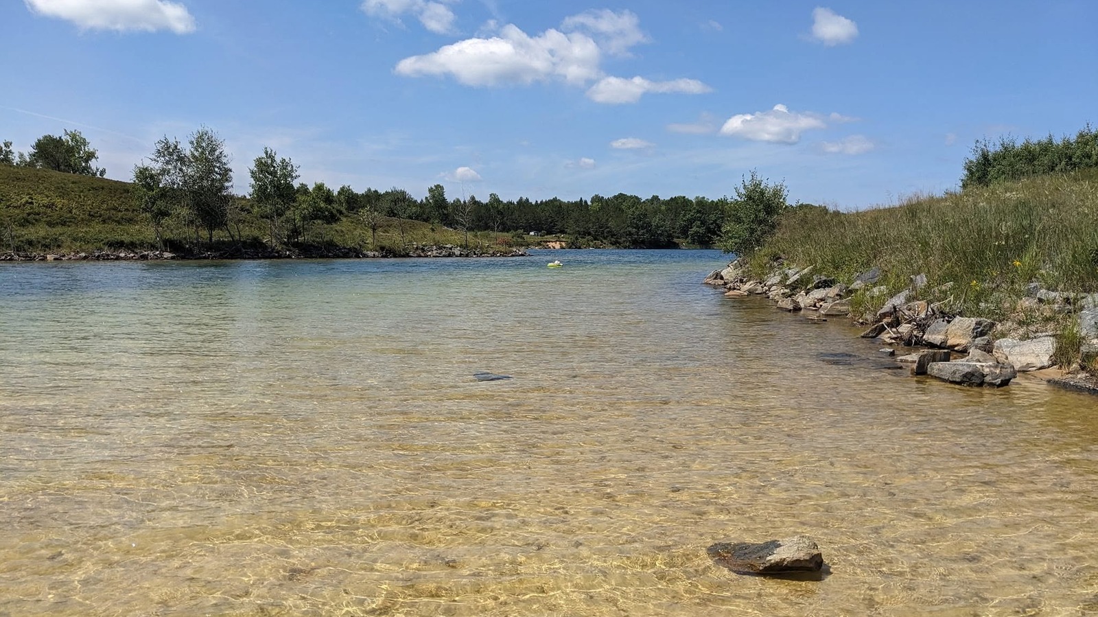 Le lac intérieur le plus profond du Wisconsin possède une plage de sable et une eau cristalline pour la baignade