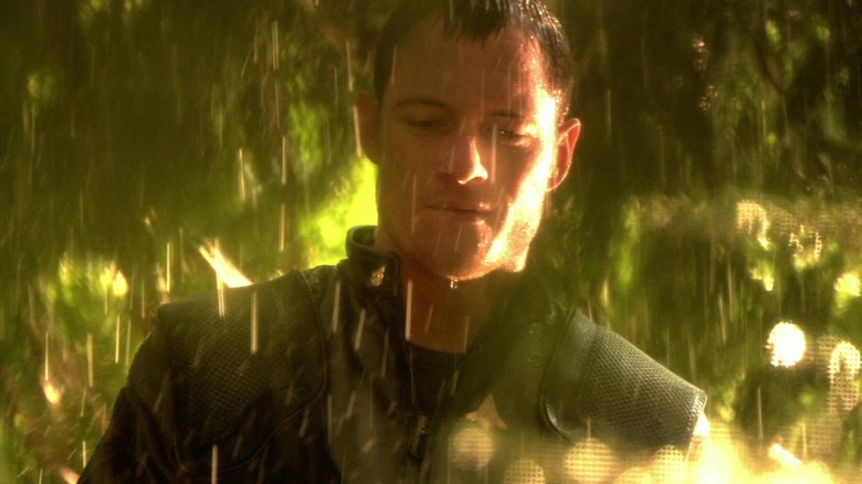Helo/Karl Agathon sous la pluie dans Battlestar Galactica
