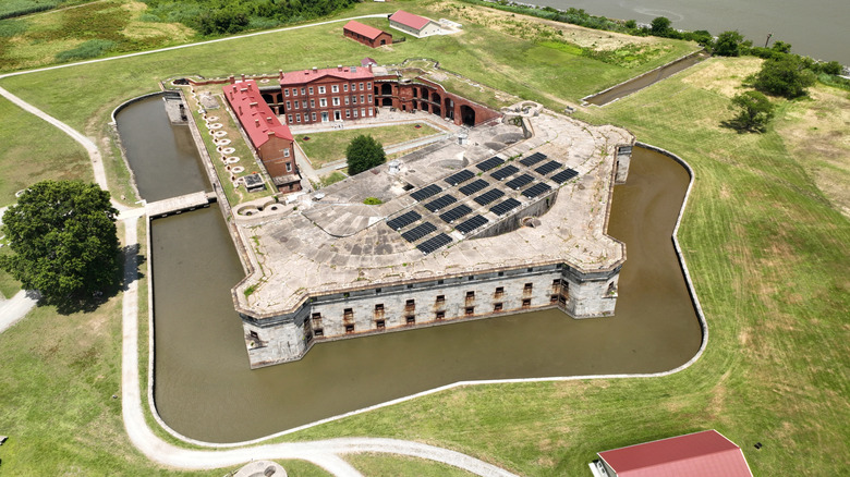 regardant Fort Delaware sur la rivière Delaware