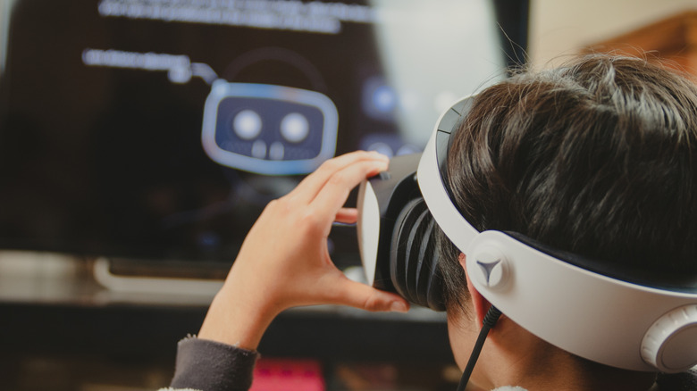 ltitle boy installe la Playstation VR2 et la configure