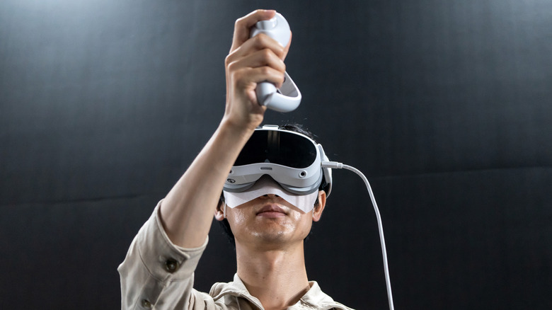 homme utilisant un casque pico 4 VR