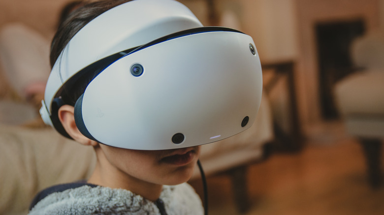 enfant portant une playstation vr2
