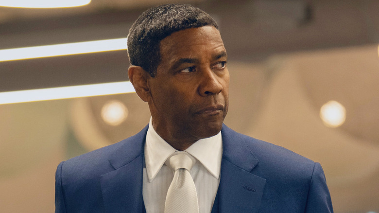 David King porte un costume bleu dans Highest 2 Lowest