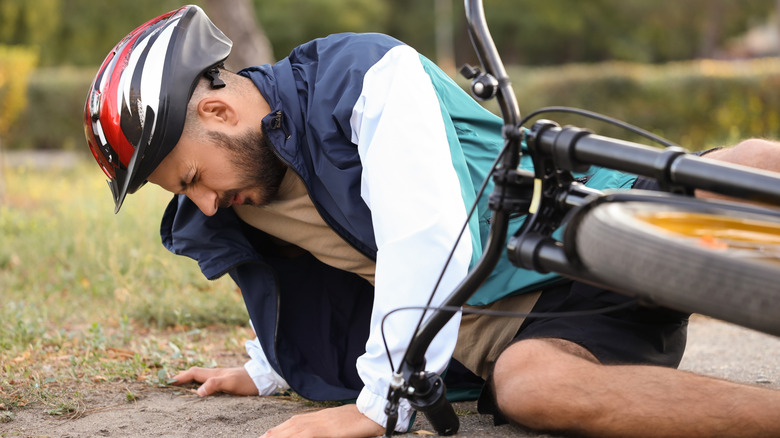 Un homme tombe de son vélo