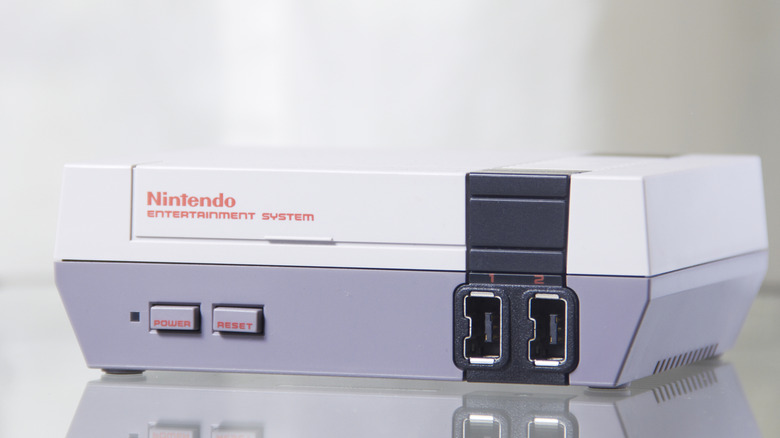 Une console NES Classic sur une table.