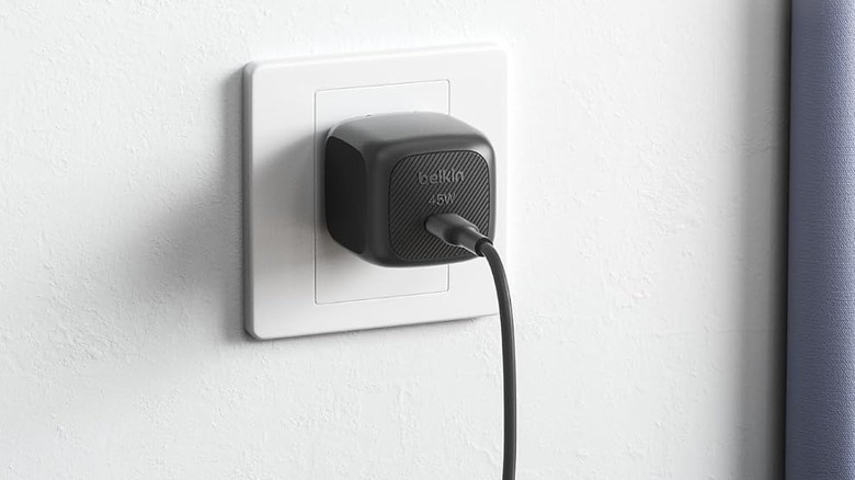 Chargeur USB-C compact Belkin 45 W branché sur une prise