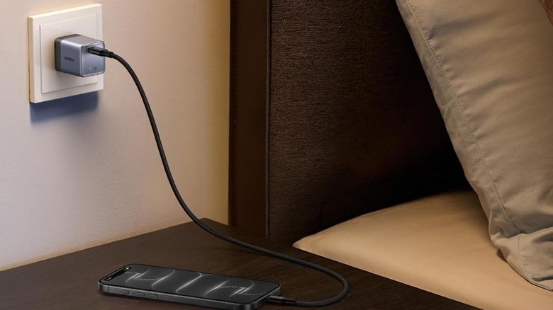 Un chargeur UGREEN Nexode Air 65W branché sur une prise