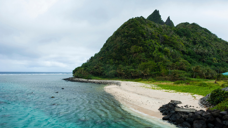 photo aérienne de l'île d'Ofu avec montagnes, plages et océan