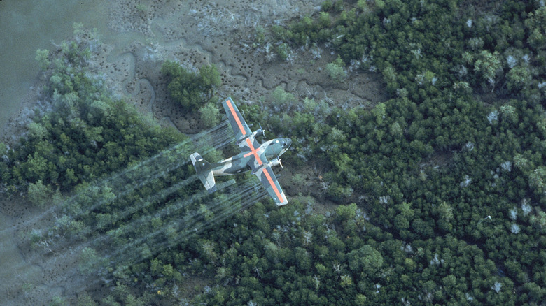 Agent chimique Orange répandu par avion sur la canopée du Vietnam