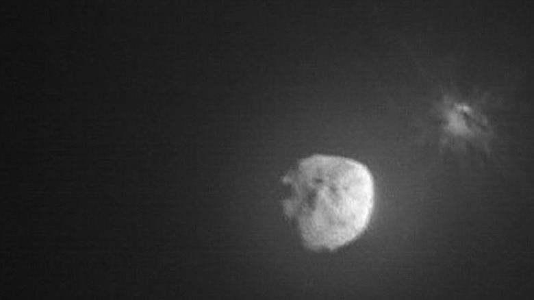 Image de Dimorphos et Didymos montrant un nuage de débris peu après l'impact de DART