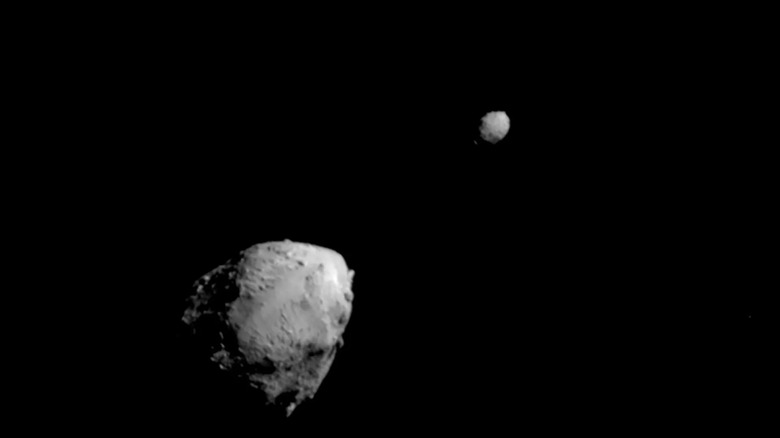 Vue des astéroïdes Dimorphos (à droite) et Didymos (à gauche) depuis le vaisseau spatial DART peu avant l'impact.