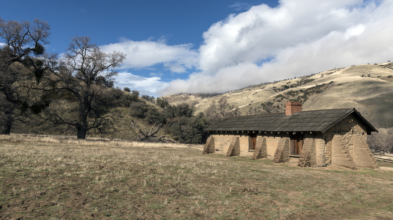 Un bâtiment en pisé sur un fond vallonné, les quartiers des officiers du Fort Tejon historique