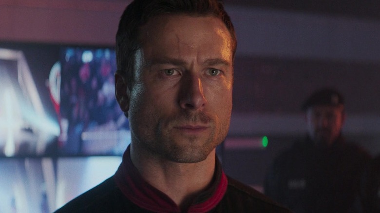 Ben Richards de Glen Powell a l'air bouleversé en gros plan dans The Running Man
