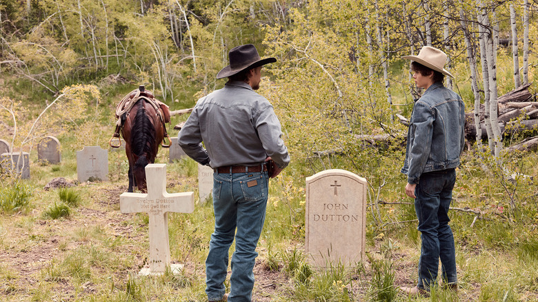 Kayce Dutton de Luke Grimes se tient à côté de la Tate Dutton de Brecken Merrill devant la tombe de John Dutton dans Marshals