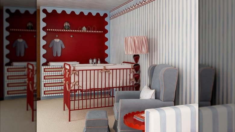 Chambre de bébé bleue et rouge avec des accents gris