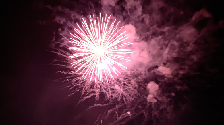 Feux d'artifice la nuit à Festus