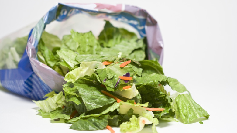 Un sac ouvert de salade emballée