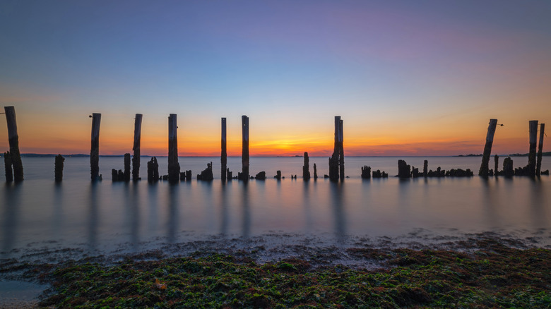 Coucher de soleil depuis la baie de Sandy Hook dans le New Jersey