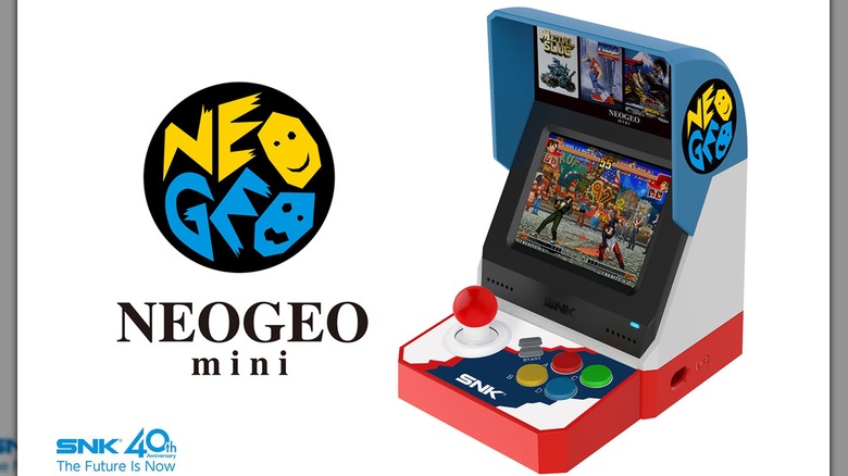 Le SNK Neo Geo Mini à côté de son logo