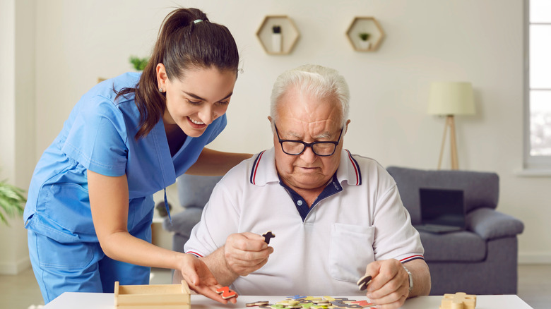 Une infirmière avec un patient âgé