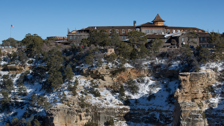 l'hôtel El Tovar, au bord du Grand Canyon, vu du côté du canyon en hiver