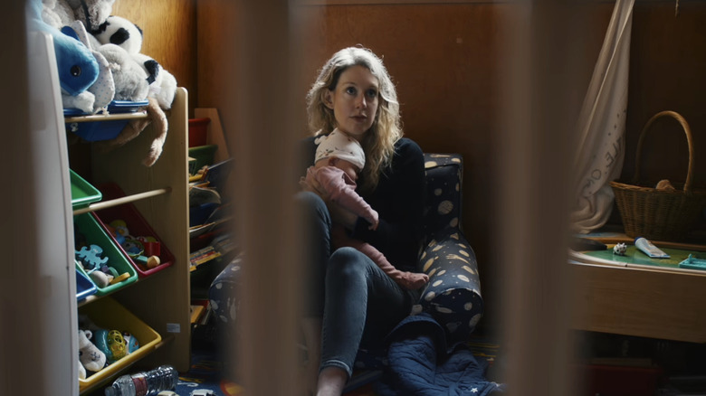 Elizabeth Holmes est assise avec son bébé dans une salle de jeux dans You Can See Everything