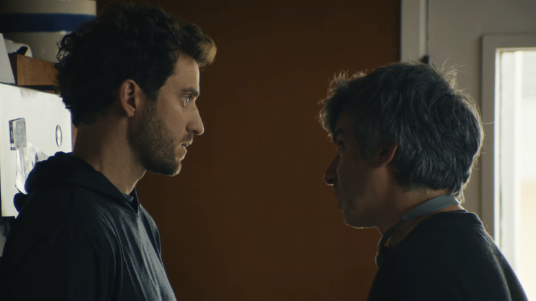 Billy Evans s'adressant à Nathan Fielder dans You Can See Everything