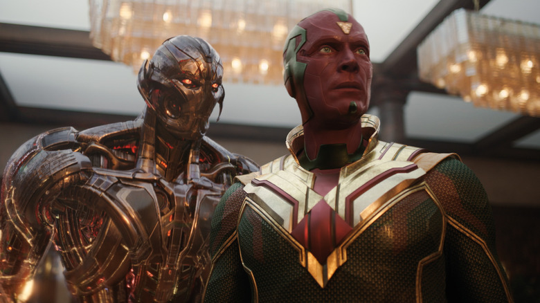 Ultron regarde Vision d'un air menaçant dans VisionQuest