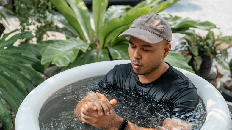 Un homme assis dans un bain de glace
