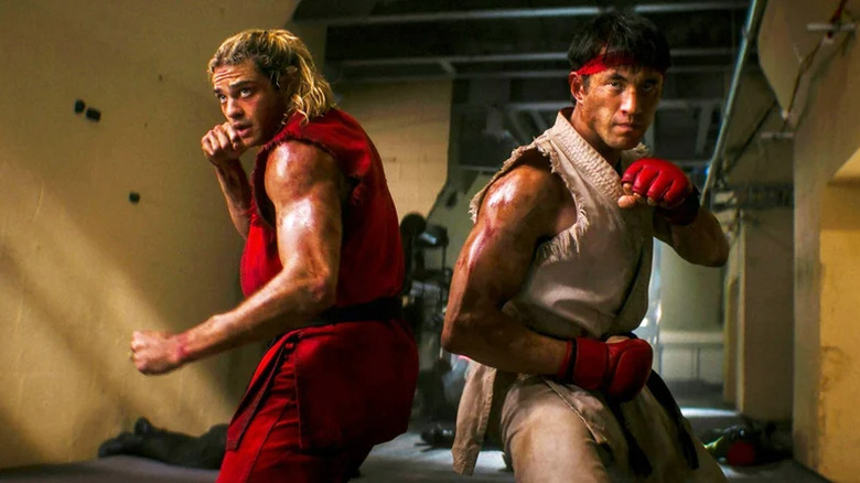 Noah Centineo dans le rôle de Ken dos à dos avec Andrew Koji dans le rôle de Ryu, les poings levés prêts à se battre dans Street Fighter (2026)