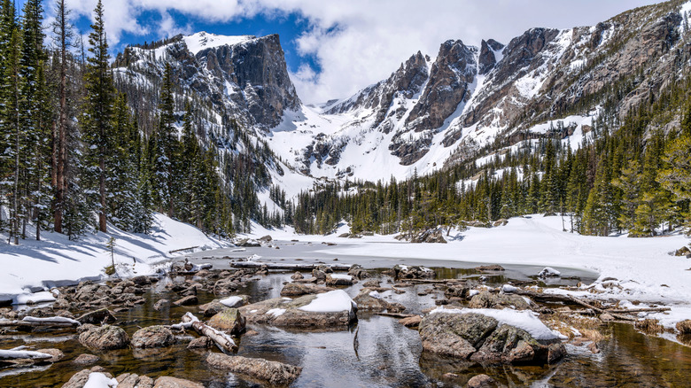 Flattop Mountain derrière Dream Lake dans le Colorado