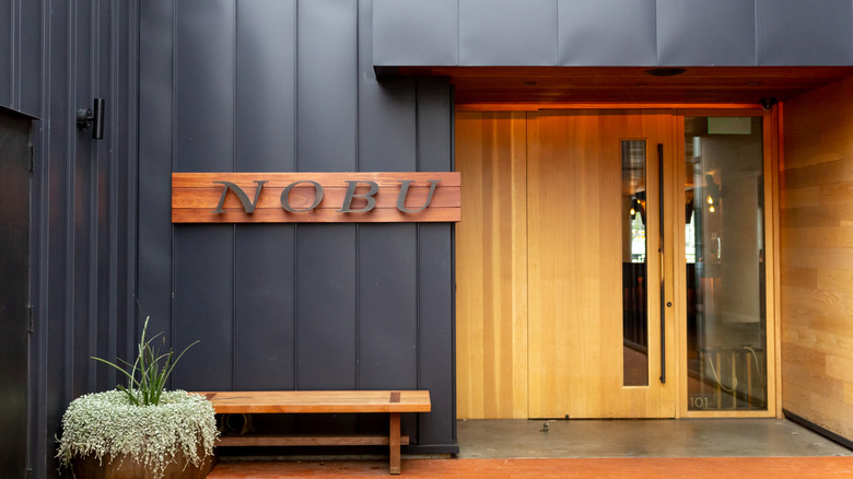 Panneau avant de magasin pour la chaîne de restaurants haut de gamme Nobu à Newport Beach