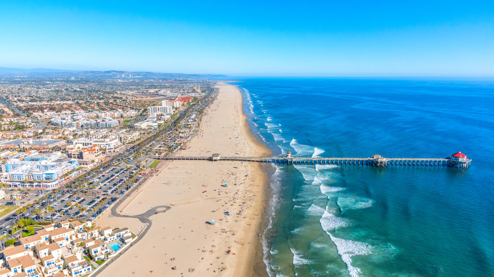 La meilleure plage de la côte ouest américaine en 2026 est un haut lieu du surf en Californie avec des restaurants haut de gamme