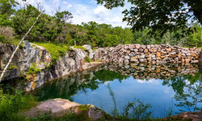 Les anciennes carrières de granit du Minnesota sont désormais un parc de baignade et d'escalade
