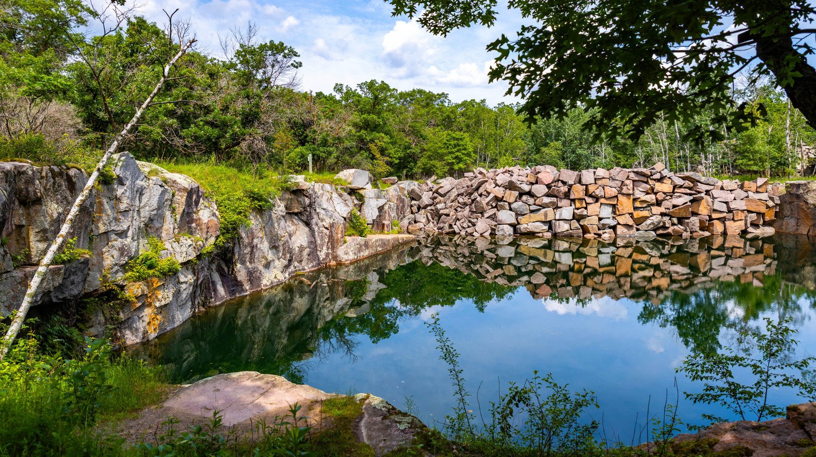 Les anciennes carrières de granit du Minnesota sont désormais un parc de baignade et d'escalade