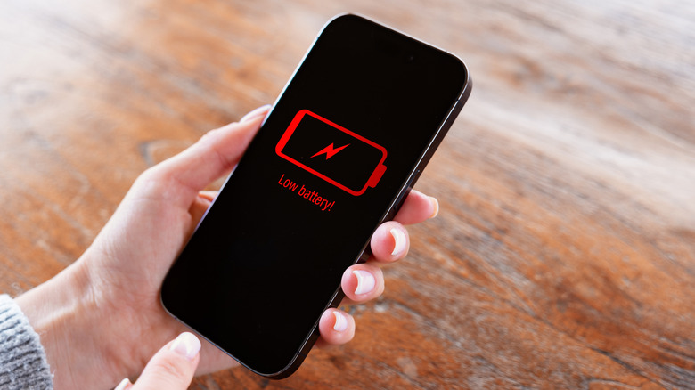 Avertissement de batterie faible sur smartphone