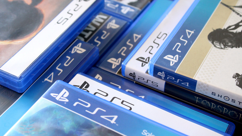 Des piles de jeux PlayStation 5 dans leurs étuis.