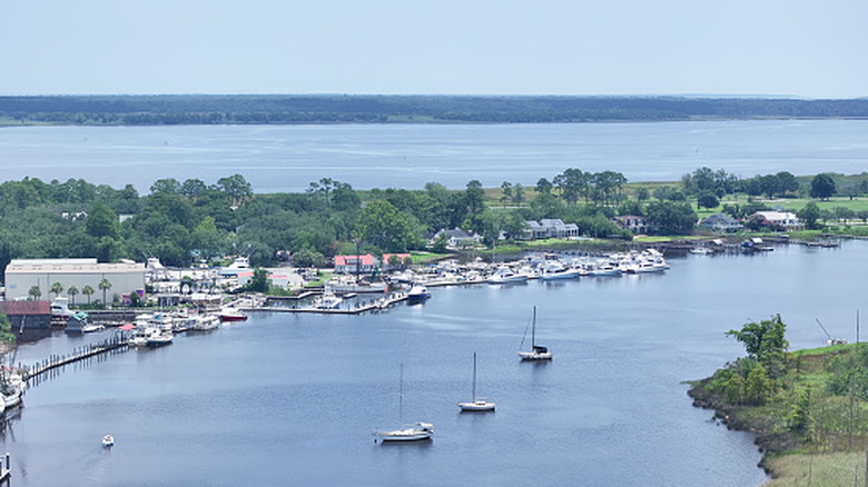 En regardant la rivière depuis Georgetown en Caroline du Sud