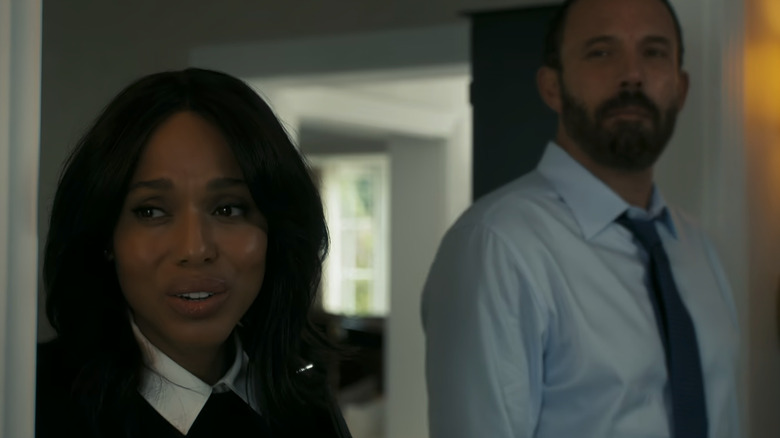 Abigail Kimball de Kerry Washington se tient à côté de Mark Kimball de Ben Affleck alors qu'ils regardent à leur droite dans Animals
