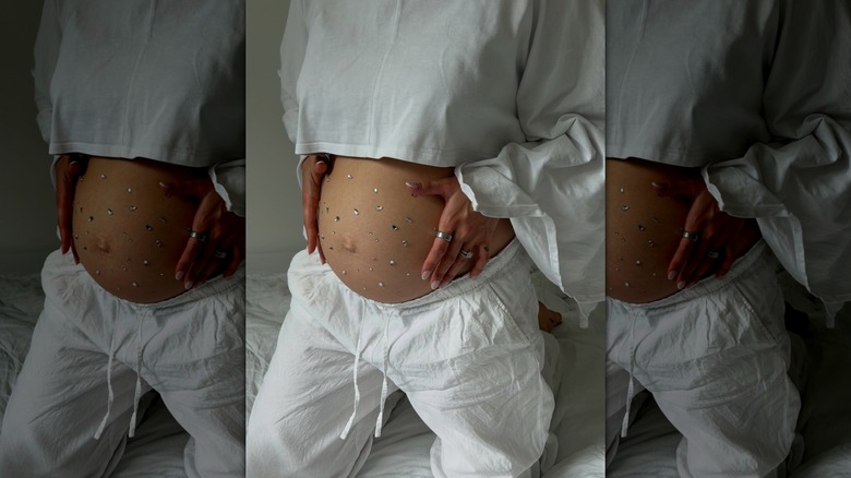 Une femme au ventre de grossesse ébloui